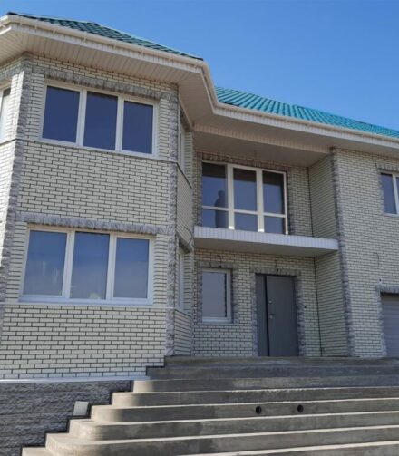 Гармония белого кирпича и светлого камня.