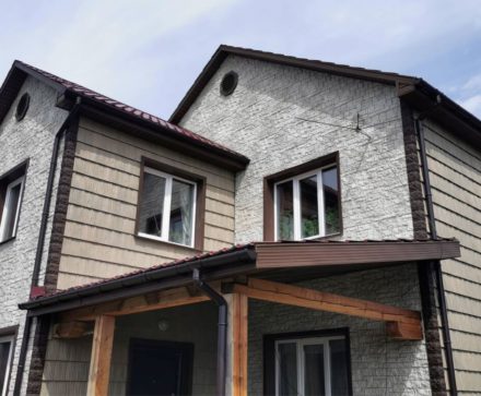 Сочетание камня и щепы на фасаде загородного дома