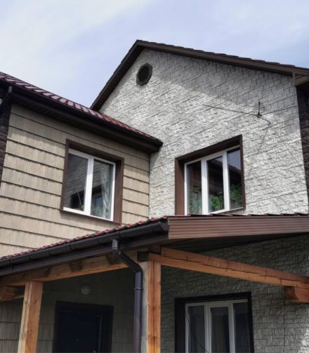 Сочетание камня и щепы на фасаде загородного дома