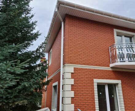 Терракотовый фасад в классическом стиле.