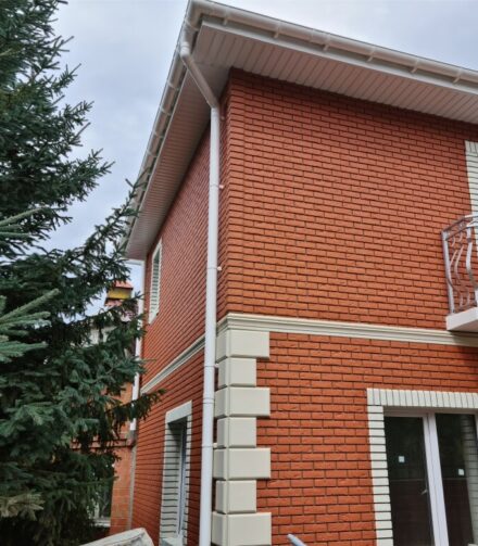 Терракотовый фасад в классическом стиле.