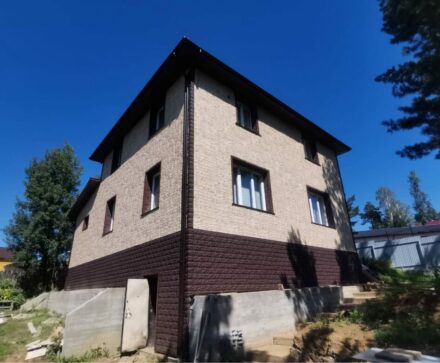 Фактурный камень от GRAND LINE на фасаде загородного дома