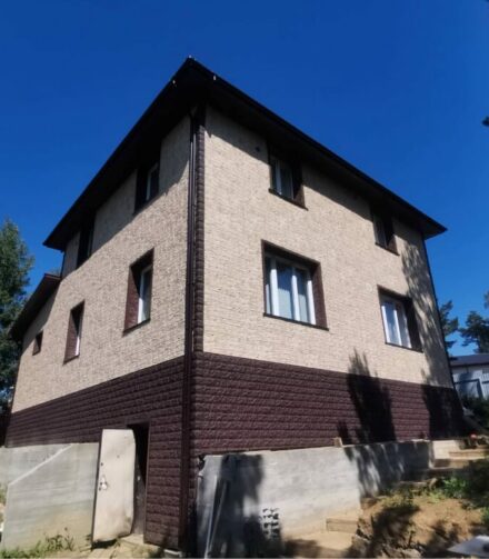 Фактурный камень от GRAND LINE на фасаде загородного дома