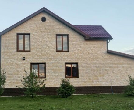 «Скала» от GRAND LINE на фасаде загородного дома