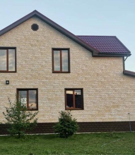 «Скала» от GRAND LINE на фасаде загородного дома