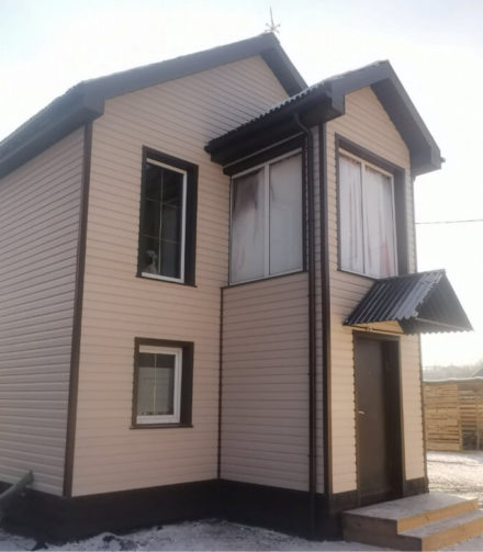 Корабельный брус GRAND LINE: бежевый фасад с контрастной отделкой