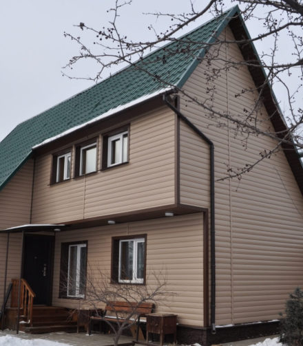 Какой цвет сайдинга выбрать для дома с зеленой крышей?