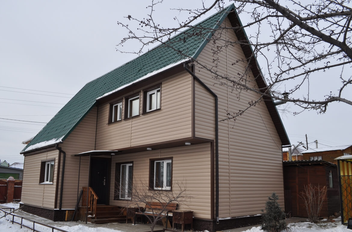 Колористическое решение фасада для дома с зеленой крышей