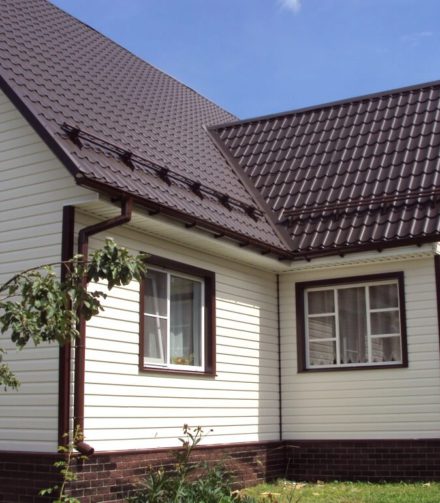 Отделка дома белым сайдингом: плюсы и минусы решения