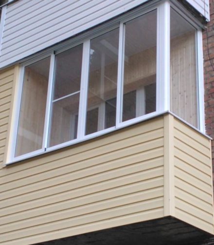 Как обшить балкон сайдингом снаружи?