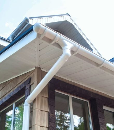 Преимущества пластиковых водостоков