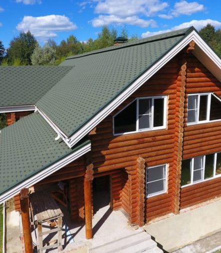 Отличия в устройстве кровли из гибкой черепицы и металлочерепицы