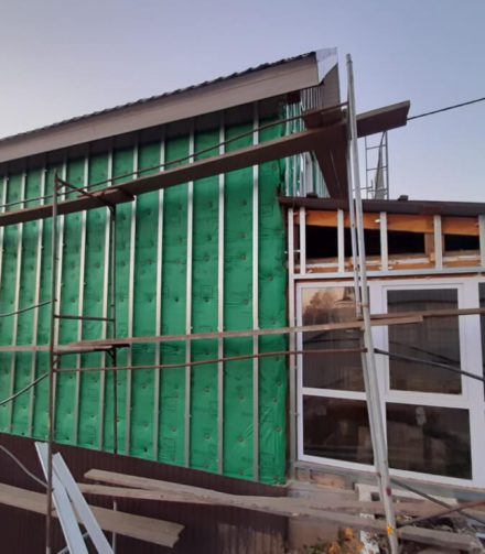 Обрешетка под сайдинг: деревянная или металлическая — какую выбрать?