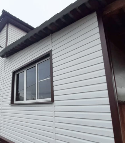 Почему желтеет сайдинг и как этого избежать?