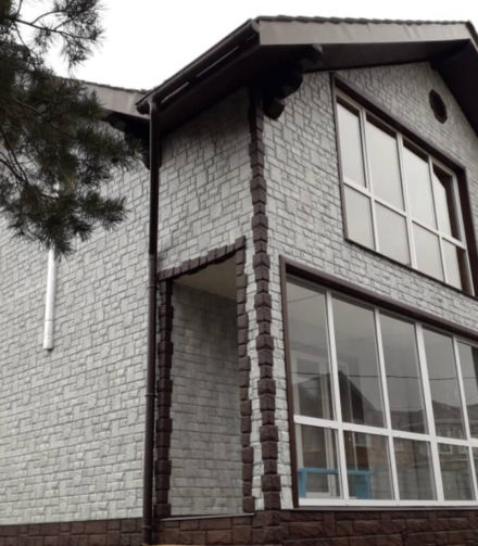 Модные тенденции в оформлении фасада дома