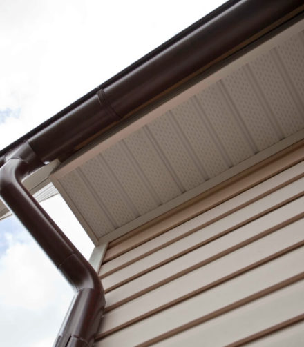 ПВХ или металл: какой водосток выбрать?