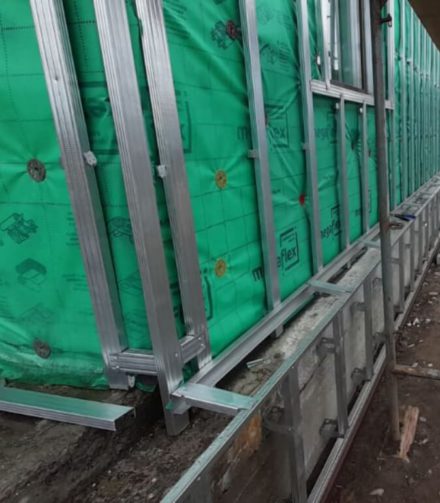 Металлический и деревянный каркас для фасадного сайдинга: что выбрать