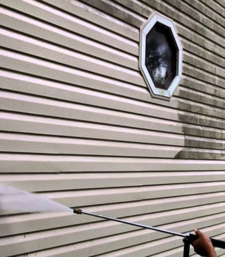 Какой сайдинг требует меньшего внимания после монтажа — виниловый или металлический?