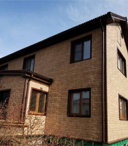 Янтарный фасад от GRAND LINE с фактурой рваного камня.