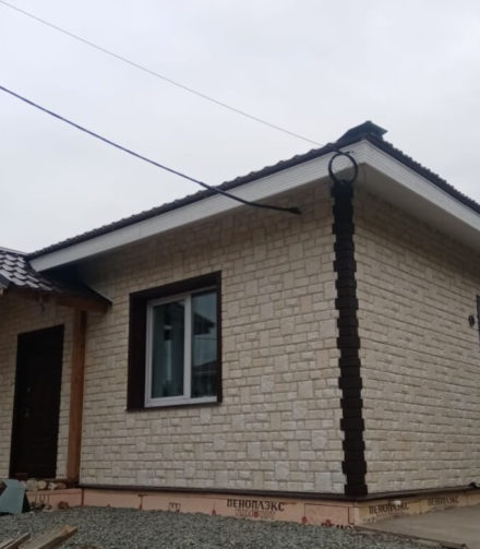 Красивый фасад из «Екатерининского камня» от GRAND LINE.