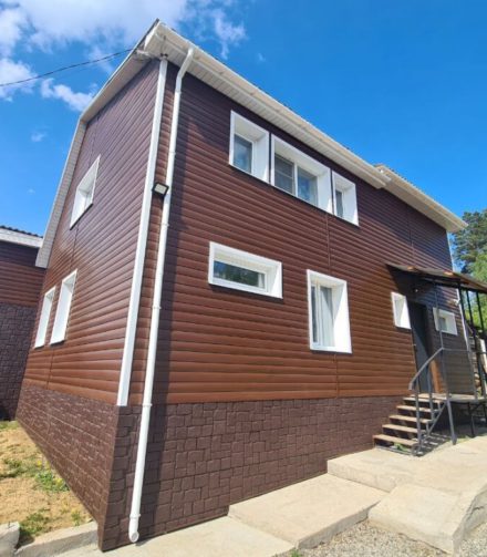 Акриловый блок-хаус FINEBER с «каменным» цоколем.