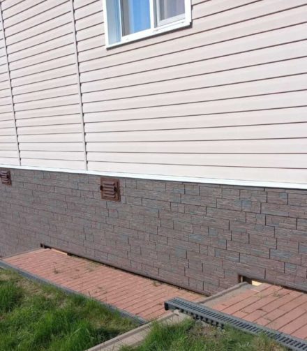 Цоколь из фасадных панелей GRAND LINE «Сланец».