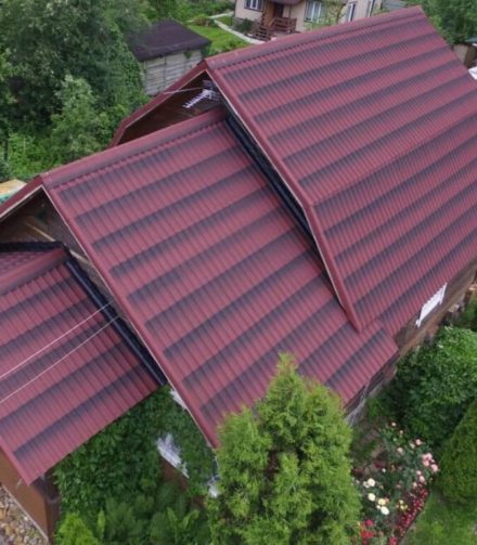 Какое кровельное покрытие выбрать: ондулин или профлист?