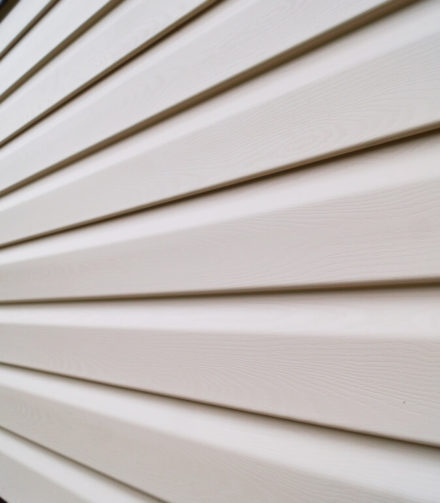 От чего зависит срок службы винилового сайдинга и как можно его продлить?