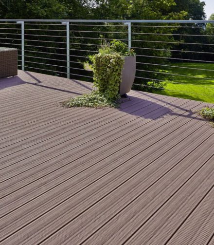 Сравнение деревянной террасной доски и доски из ДПК