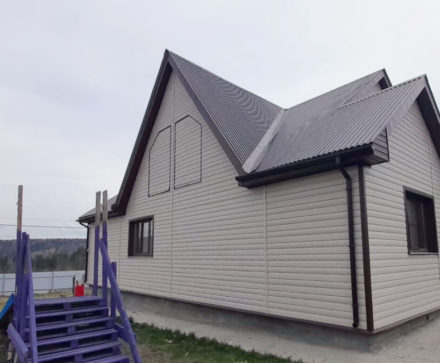 Большой дом в отделке сайдингом Blockhouse от FINEBER.