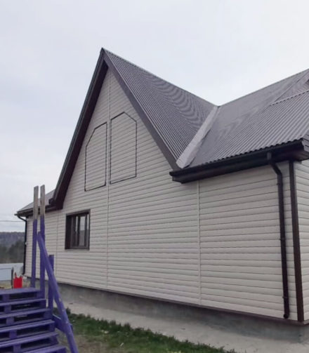 Большой дом в отделке сайдингом Blockhouse от FINEBER.