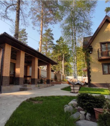 Карнизные свесы цвета Могано на кирпичной беседке.