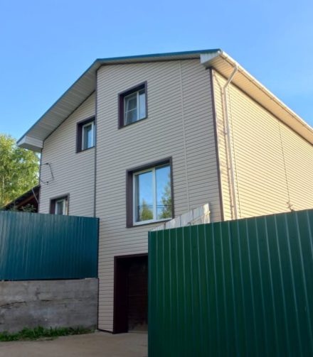 Бежевый сайдинг GRAND LINE — спокойные тона для уютного дома.