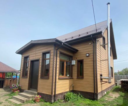 Сайдинг GRAND LINE «под дерево» на фасаде загородного дома.