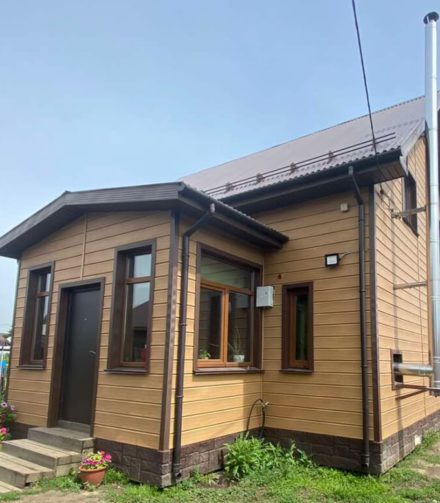 Сайдинг GRAND LINE «под дерево» на фасаде загородного дома.