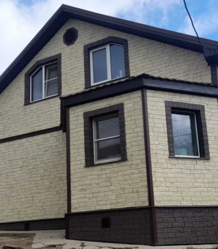 «Сланец» Элит от GRAND LINE на фасаде дома с эркером.