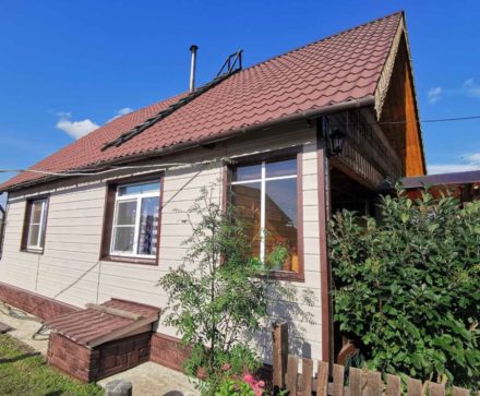 Сайдинг GRAND LINE и деревянная резьба на фасаде дачного дома.