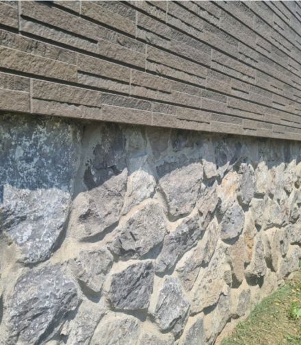 Отделка фасада камнем и отделка панелями под камень – сравнение