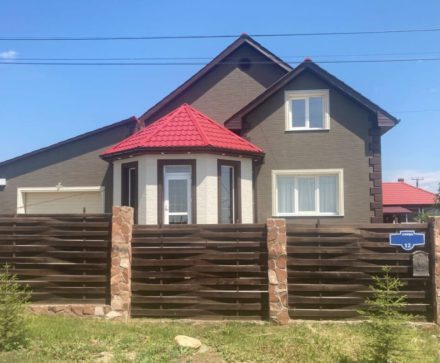 Фасадные панели KMEW в сочетании с цоколем из натурального камня.