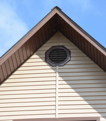 Как обшить фронтон сайдингом?