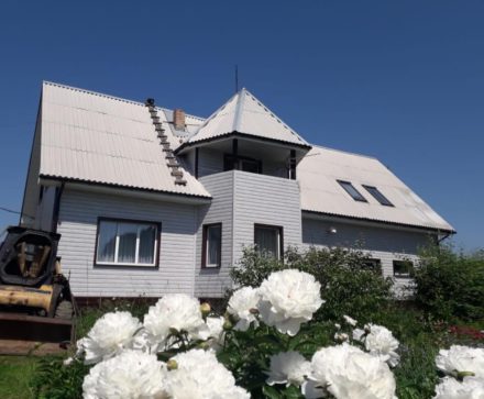 Фасад из металлосайдинга — свежее решение из привычных материалов.