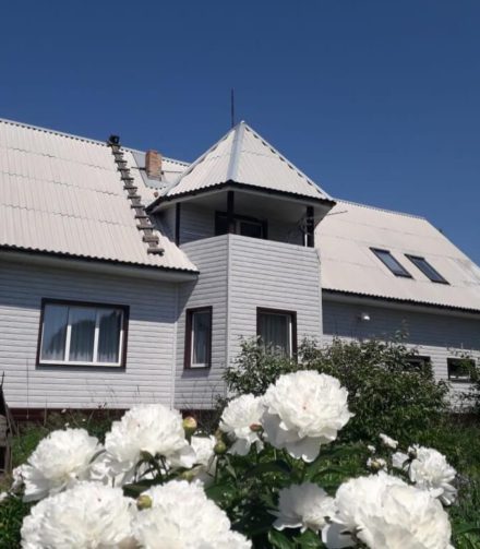 Фасад из металлосайдинга — свежее решение из привычных материалов.