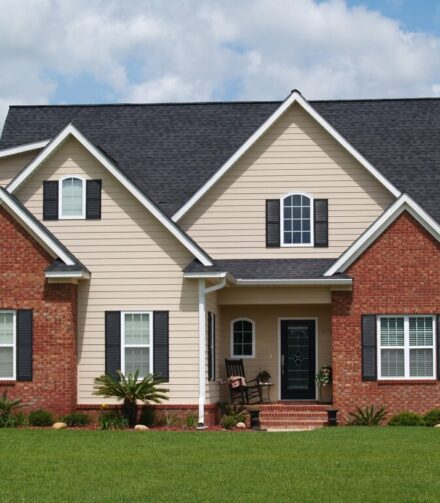 Какой сайдинг сочетается с красным кирпичом?