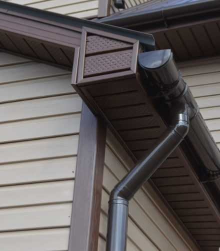 Как выбрать водосток для дачного дома?