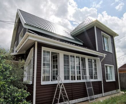 Сайдинг GRAND LINE «Блок-хаус» на фасаде деревянного дома.