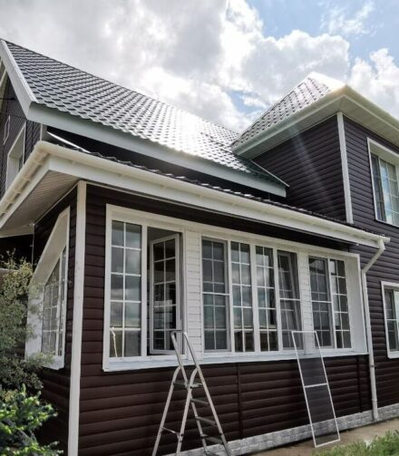 Сайдинг GRAND LINE «Блок-хаус» на фасаде деревянного дома.