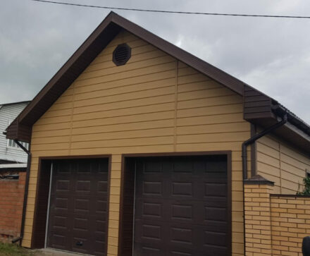 Отделка гаража сайдингом GRAND LINE «под дерево».