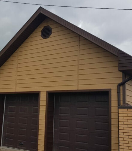 Отделка гаража сайдингом GRAND LINE «под дерево».