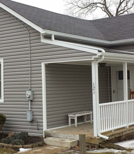 Какой цвет сайдинга выбрать для дома с серой крышей?