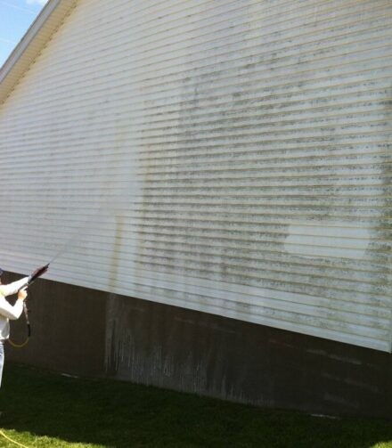 Можно ли мыть фасад дома из сайдинга?